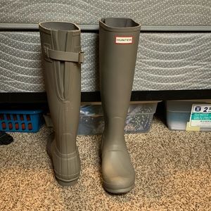 Brand new hunter boots, box was throw out.